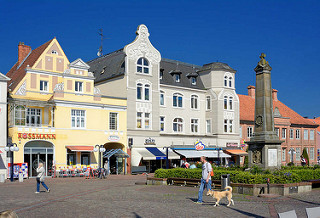 Eutiner Marktplatz - Bürgerhäuser in unterschiedlichem Architekturstil; Denkmal / Stele für die gefallenen Soldaten des deutsch-französischen Krieges 1870 / 1871.