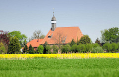 Trinitatiskirche in Neuendorf b. Elmshorn - grüne Felder, Raps in Blüte.