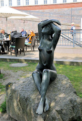 Skulptur / Bronzeskulptur - Aktdarstellung beim Pförtnerhaus vom Plöner Schloss; nackte Frau -  Grosse in der Sonne Sitzende; Bildhauer Fritz During, 1959.