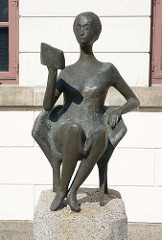 Die Lesende; Bronzeskulptur vor dem Gebäude der Eutiner Landesbibliothek im Kavaliershaus am Schlossplatz; Bildhauer Karlheinz Goedtke.