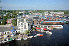 Luftbild vom Harburger Hafen - im Hintergrund die Harburger Elbbrücken über die Süderelbe.