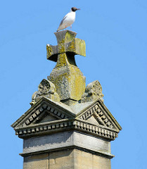 Eine Möwe sitzt auf der Spitze der Stele des Gefallenendenkmals für die Soldaten des deutsch-französischen Krieges 1870 / 1871.