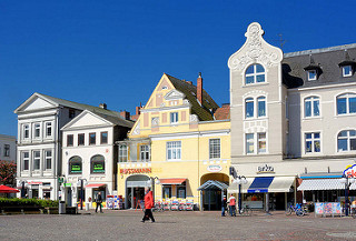 Architektur unterschiedlicher Baustile am Marktplatz von Eutin.