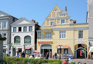 Historisch Hausfassaden - Wohnhäuser, Geschäftshäuser am Marktplatz von Eutin.