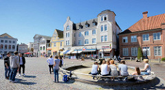 Marktplatz der Kreisstadt Eutin in der Sonne.