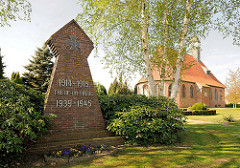 Trinitatiskirche in Neuendorf - Gedenkstein Kriege 1914 - 1918 / 1939 - 1945 Inschrift TREUE UM TREUE.