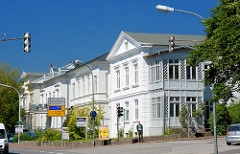 Klassizistische Architektur - Wohnhäuser mit weisser Fassade in Eutin, blauer Himmel.