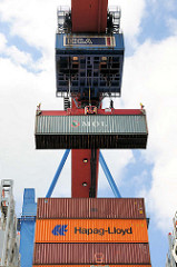 Löschen der Containerfracht im HHLA Terminal Altenwerder - ein Container hängt am Kran und wird an Land gebracht.