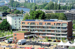Neubauten auf der Harburger Schlossinsel - lks. das Harburger Schloss; im Hintergrund die Süderelbe.