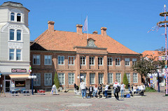 Marktplatz in Eutin - Sonne, blauer Himmel - im Hintergrund das herzogliche Witwenpalais; erbaut 1787 für die Herzogin Ulrike Friederike Wilhelmine von Hessen Kassel als Altersresidenz.