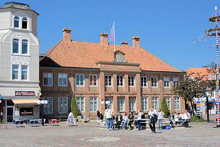 Marktplatz in Eutin - Sonne, blauer Himmel - im Hintergrund das herzogliche Witwenpalais; erbaut 1787 für die Herzogin Ulrike Friederike Wilhelmine von Hessen Kassel als Altersresidenz.