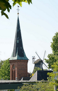 Kirchturm der St. Marienkirche in Eutin - Kuppel und Windrad der Eutiner Windmühle.