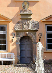 Eingangstür mit Wappen und Sonnenuhr - Schloss Eutin.