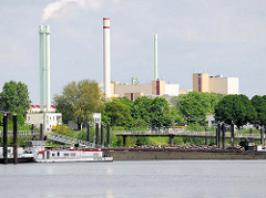 Blick über den Binnenschiffhafen in der Billwerder Bucht in Hamburg Rothenburgsort zur Müllverbrennungsanlage Borsigstrasse in Hamburg Billbrook.