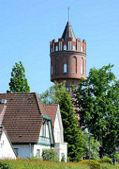 Kuppel des 1909 erbauten Wasserturms in Eutin - Dächer von Wohnhäusern.