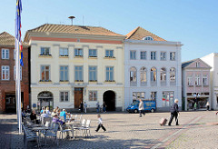 Altes Rathaus der Kreisstadt Eutin - Tische mit Gästen eines Restaurants in der Sonne.