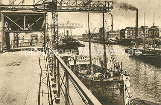 Historische Hafenbilder aus Hamburg Harburg - Kananlage in einem der Hafenbecken / Seehafen an der Süderelbe; Industrie mit rauchenden Schornsteinen.