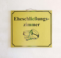 Schild Eheschliessungszimmer am Rathaus von Gardelegen.