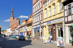 Unterschiedliche Baustile - Architektur in der Langen Strasse von Tangermünde; im Hintergrund die St. Stephanskirche.
