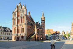 Rathaus Tangermünde - spätgotische Architektur, Symbol für Wohlstand - Schauwand am Ostflügel 1430 erbaut; Gerichtslaube um 1480.