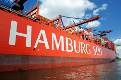 Ein Frachtschiff der Reederei Hamburg Süd unter den Containerkränen des Terminals Burchardkai im Hamburger Hafen / Waltershofer Hafen