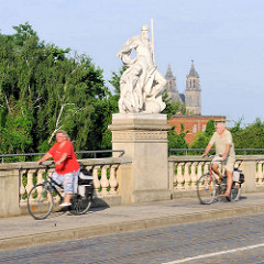 Zollbrücke in Magdeburg - Brücke über die Zollelbe - allegorische Skulpturen; Bildhauer Emil Hundrieser; im Hintergrund die Türme vom Magdeburger Dom.