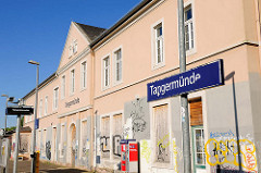 Bahnsteig und geschlossenes Bahnhofsgebäude von Tangermünde.