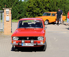 Historische Auto - Oldtimer Moskowitsch in rot und orange.