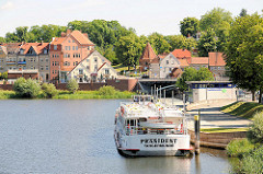 Anlegestelle für Fahrgastschiffe in der Hansestadt Havelberg - das Ausflugsschiff Präsident aus Tangermünde liegt am Ponton.
