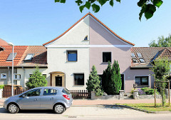 Doppelhaus mit unterschiedlicher Fassadengestaltung, verschiedene Gartenzäune; Architekturfotos aus Tangermünde.