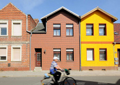 Neu und Alt - renovierte Fassade, Backsteinfassade - Häuser in Tangermünde.