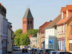 Wohnhäuser - Kirchturm der katholischen Kirche Zur Heiligsten Dreifaltigkeit; erbaut 1926 - Backstein im Baustil Neoromanik