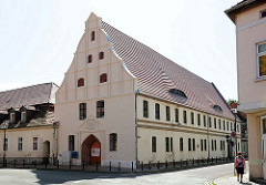 Historische Architektur / Hansestadt Gardelegen - Grosse Hospital; Inschrift CUM FIDO CHRISTO - DIESES HOSPITAL SPIRITUS SANCIT IST WIEDER NEU ERBAUET IM JAHR CHRISTI 1728 - SOLI CHRISTO GLORIA.