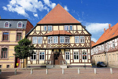 Historisches Fachwerkgebäude am Rathausplatz der Hansestadt Gardelegen.
