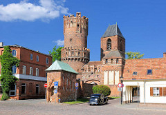 Neustädter Tor in Tangermünde - mittelalterliche Toranlage, rechteckiger Turm um 1300, der Rundturm um 1450 errichtet.