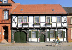 Historisches Fachwerkhaus in der Kirchstrasse von Tangermünde - Tor und Eingangstür mit Schnitzereien, Jahreszahl 1619.