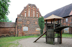 Ehem. Zisterzienserkloster  auf dem Klosterberg  in Tangermünde; im Vordergrund ein Spielplatz.