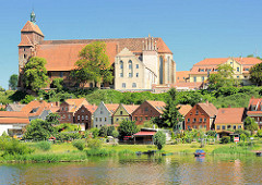 Blick über die Havel zum Domberg mit dem romanischen Havelberger Dom. Häuser am Ufer der Havel / Weinbergstrasse.