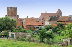 Ansicht der Hansestadt Werben - Dächer der Fachwerkhäuser; lks. der mittelalterliche Turm der Stadtmauer - re. die St. Johanniskirche.