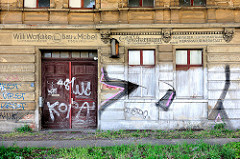 Lehrstehendes Wohnhaus in Magdeburg - mit Graffiti besprühte Hausfassade - Schilder Bau- und Möbeltischlerei - Fahrräder, Elektromaterial, Reparaturwerkstatt - Fotos aus Magdeburg.