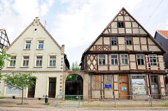 Verfallene und restaurierte Wohnhäuser in der Hansestadt Gardelegen; re. Bürgerhaus erbaut ca. 1868.