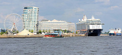 Moderne Architektur am Kreuzfahrtterminal Hafencity; das Kreuzfahrtschiff "MEIN SCHIFF 3" liegt am Kai.