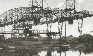 Kohlehafen in Harburg - Kohlehalden u. Kohlekräne am Seehafen; Schuten liegen am Kai.