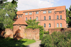 Ziegelgebäude - Backsteinarchitektur / Verwaltungsgebäude Hansestadt Gardelegen - Ziegelmauer mit Turm.