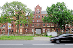 Leerstehende Industriearchitektur - Backsteingebäude an der Lüderitzer Strasse in Tangermünde.