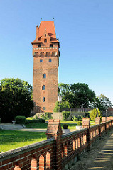 Kapitelturm / Wohnturm auf dem Burgberg des Tangermünder Schlosses - Schlossgarten und Ziegelmauer.