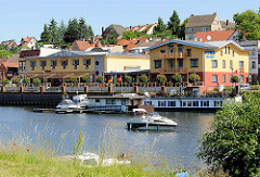 Hafenpromenade in der Hansestadt Havelberg - ein Sportboot fährt Richtung Havel.