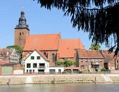 Blick über die Havel zur Kirche St. Laurentius (13./14. Jahrhundert) in der Hansestadt Havelberg.