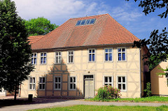 Historisches Schulgebäude bei der Nikolaikirche der Hansestadt Gardelegen - Fachwerkgebäude.