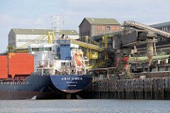 Das Frachtschiff ARIF AMCA liegt am Kalikai in der Rethe; die Ladeklappen sind geöffnet.